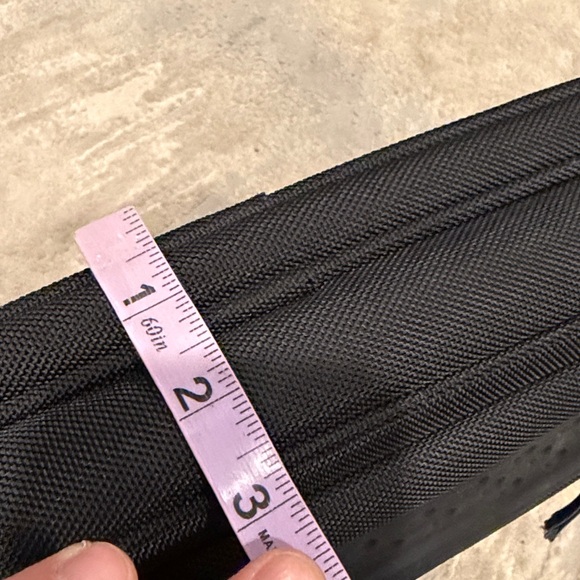 Oakley Messenger Laptop crossbody Bag Black in EUC - Picture 10 of 10